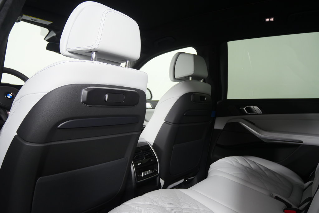 Used 2027 BMW X7 xDrive40i w/ M Sport Package AWD/4WD image 18