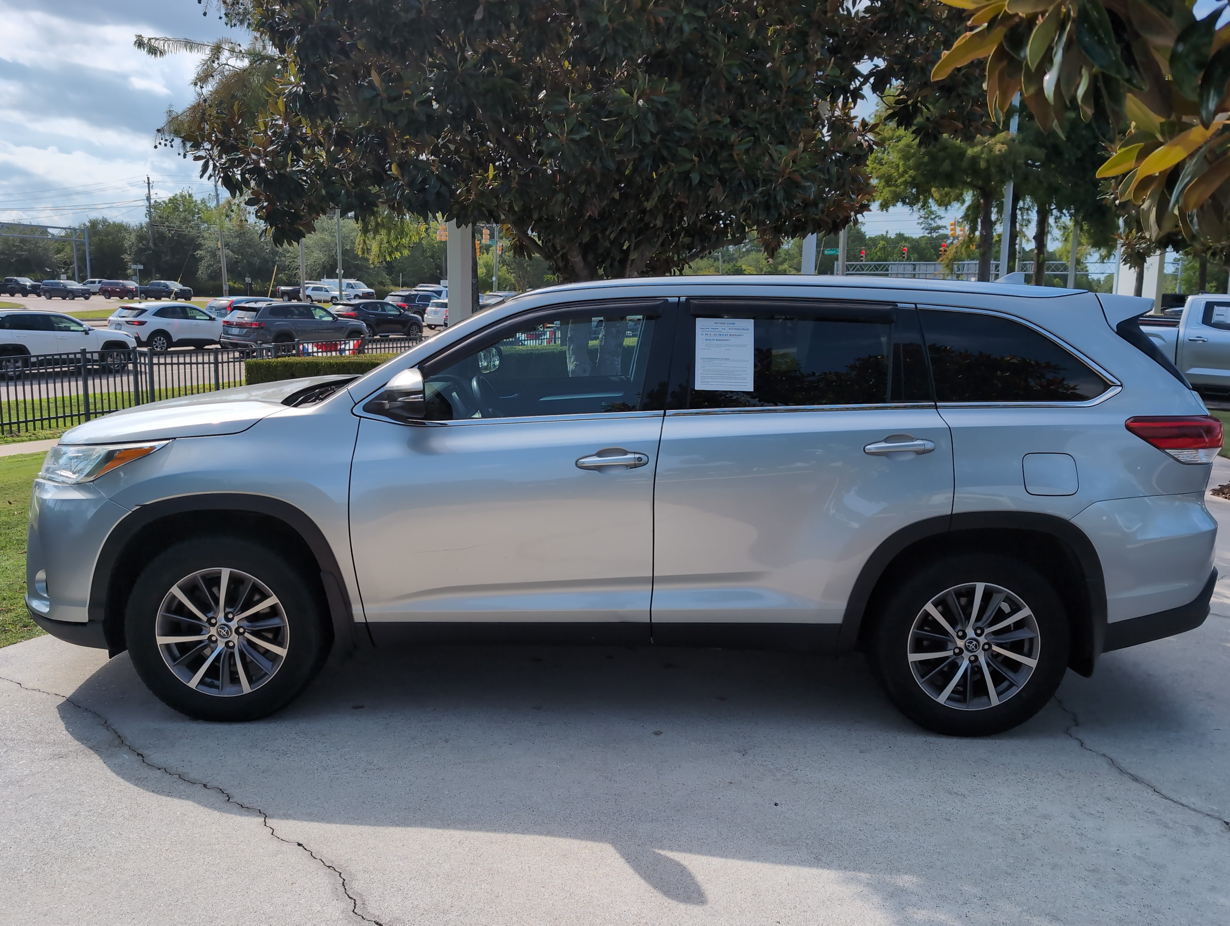Used 2019 Toyota Highlander XLE AWD/4WD image 7