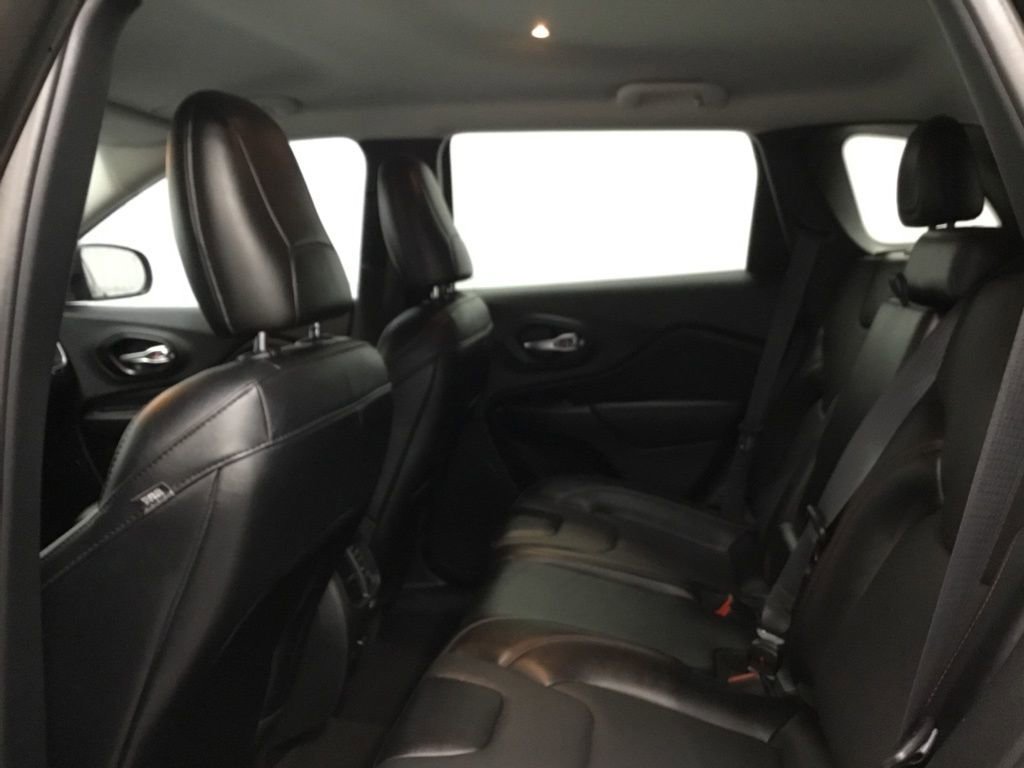 Used 2022 Jeep Cherokee Trailhawk AWD/4WD image 12