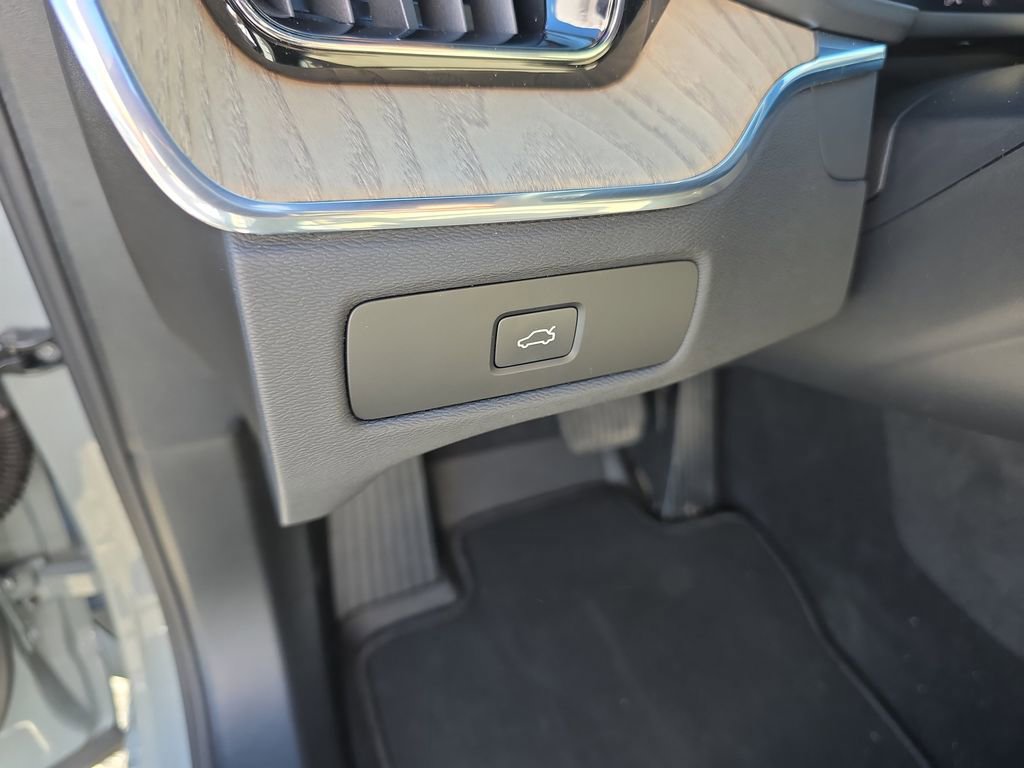 Certified 2026 Volvo XC60 B5 Plus w/ Protection Package Premier AWD/4WD image 24