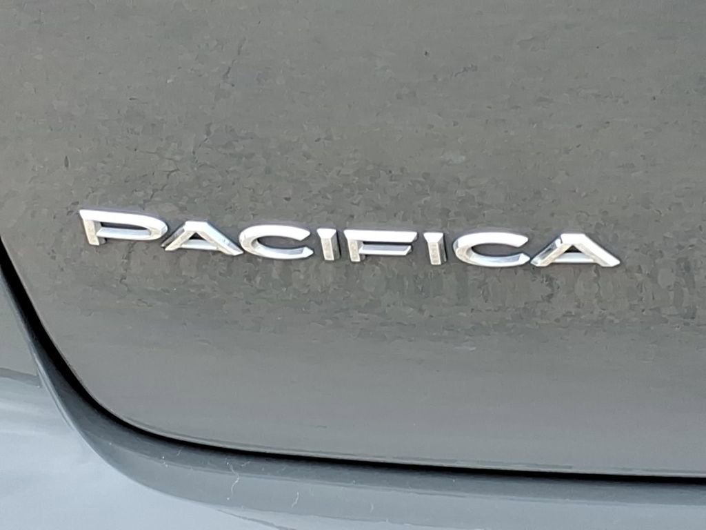 Used 2023 Chrysler Pacifica Touring-L FWD image 10