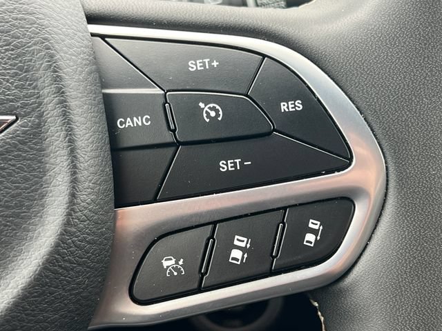 Used 2025 Chrysler Pacifica Select FWD image 22