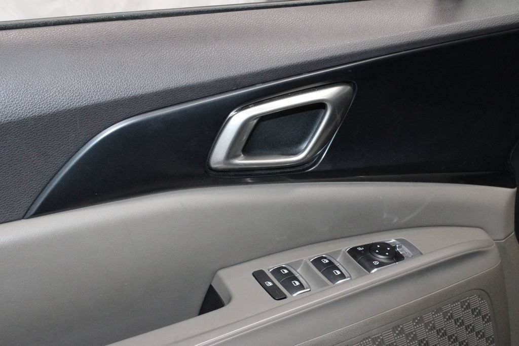 Used 2025 Kia Carnival FWD image 23