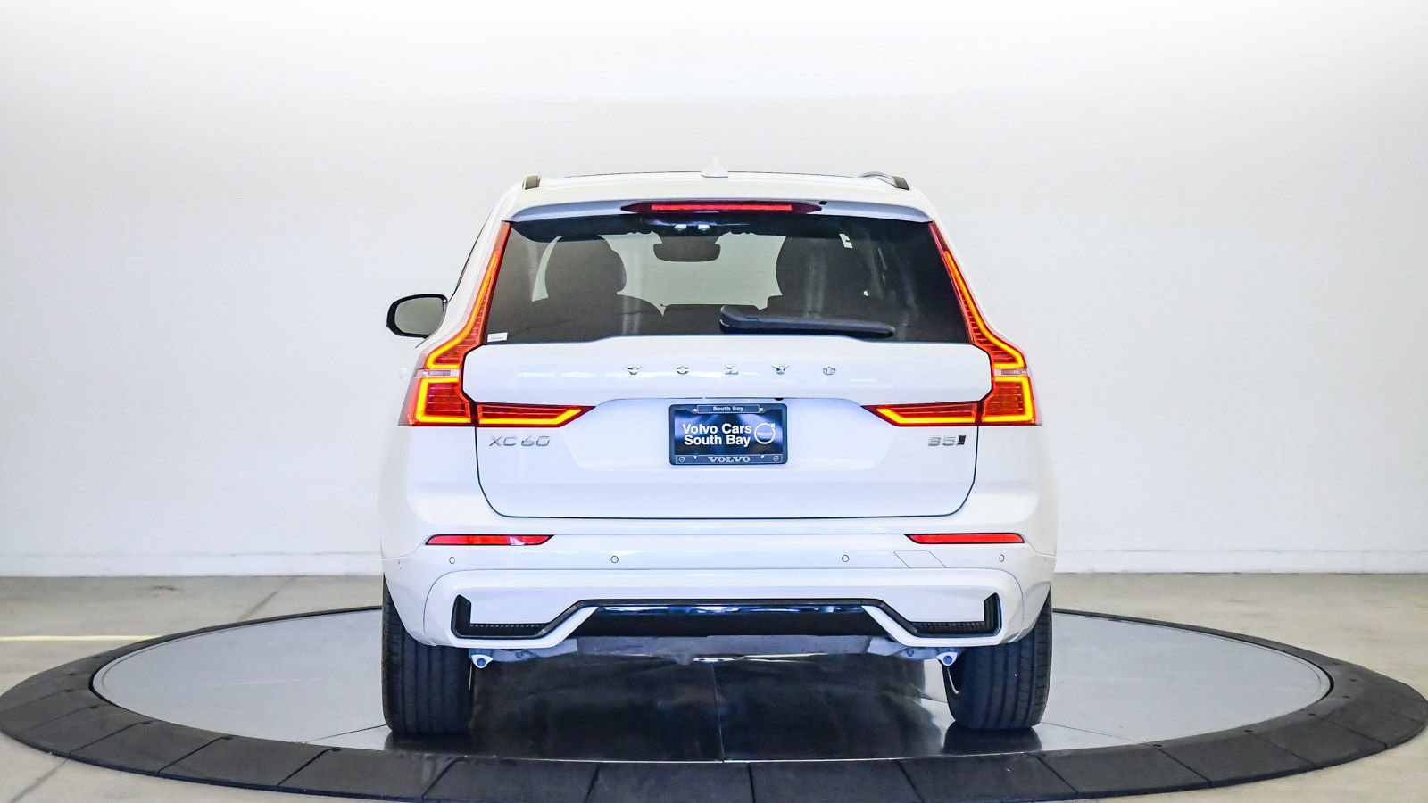 Certified 2025 Volvo XC60 B5 Plus AWD/4WD image 3