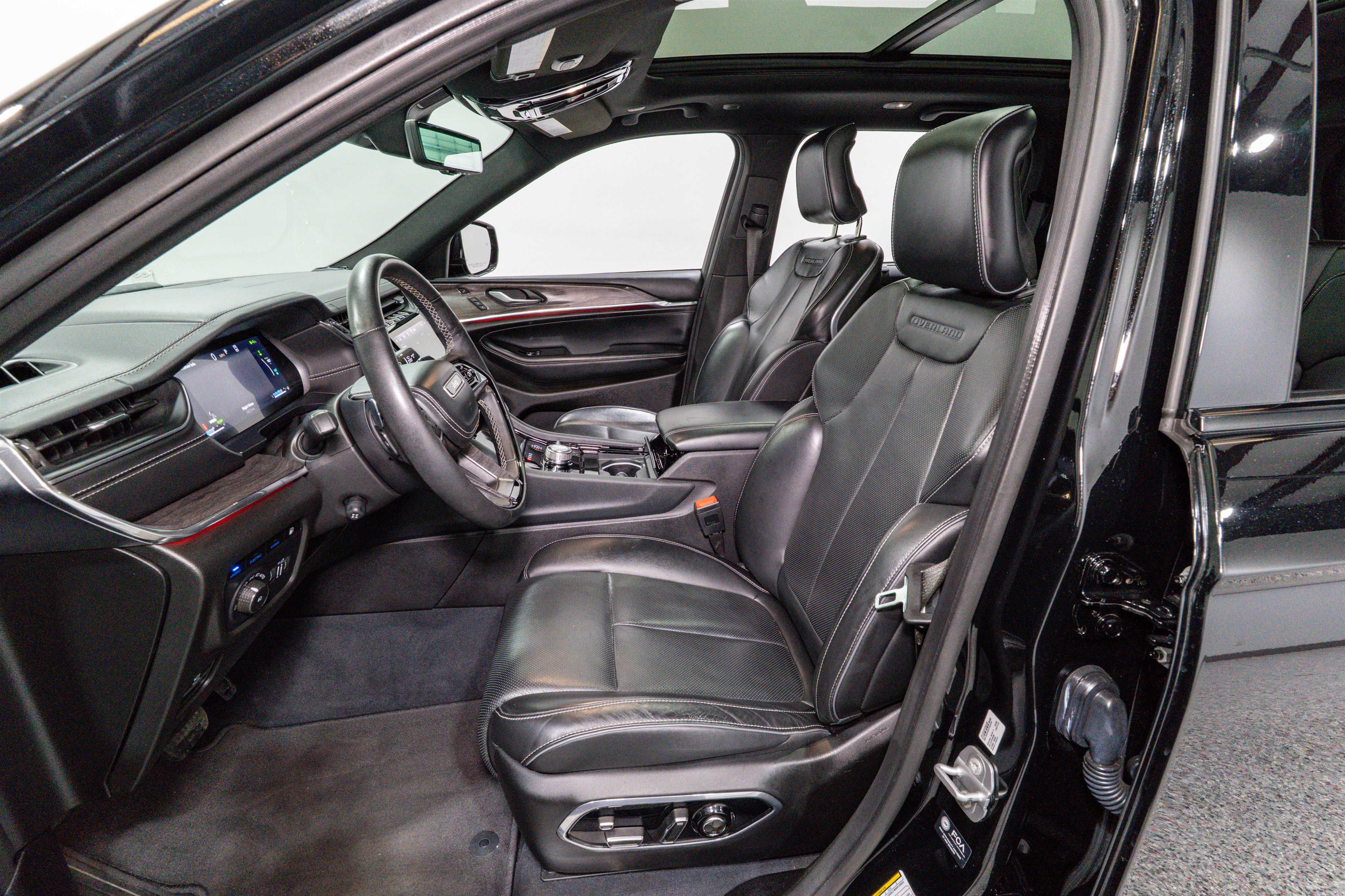 Used 2023 Jeep Grand Cherokee Overland w/ Advanced Protech Group III image 17