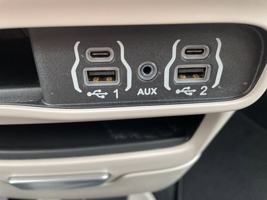 Used 2024 Chrysler Pacifica Touring-L image 20