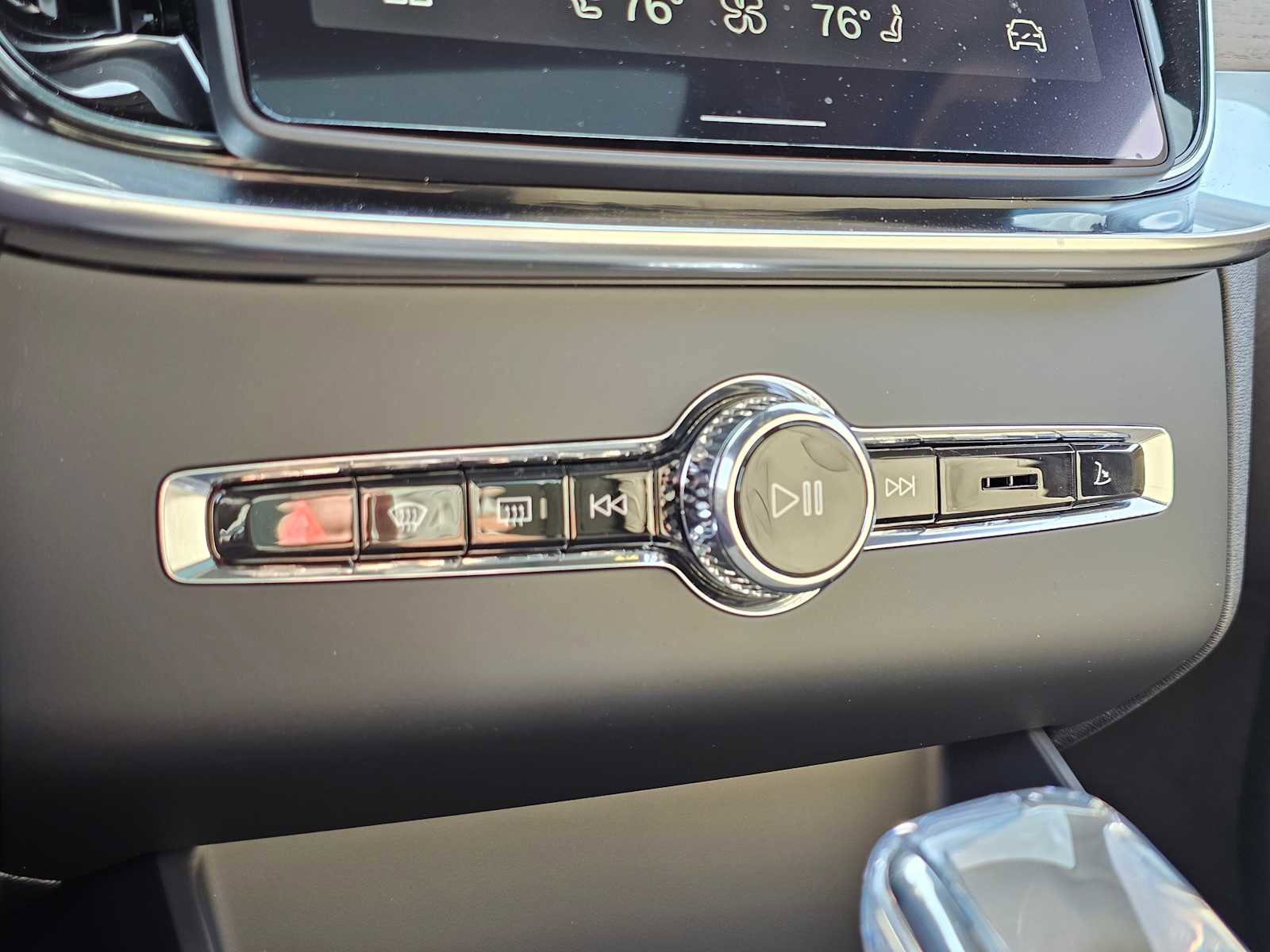 New 2026 Volvo XC90 B6 Plus w/ Protection Package Premier image 24