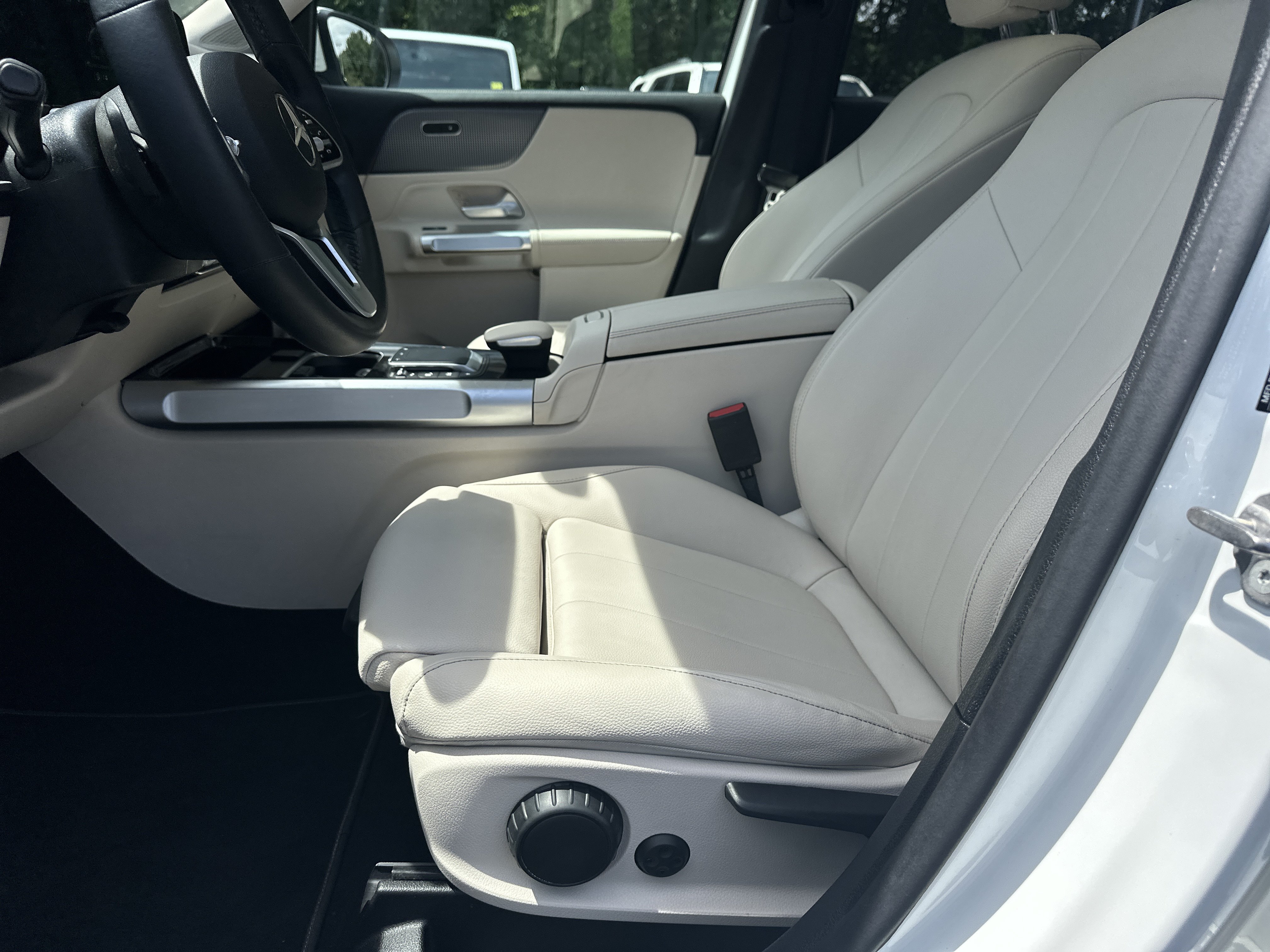 Used 2022 Mercedes-Benz GLB 250 4MATIC image 11