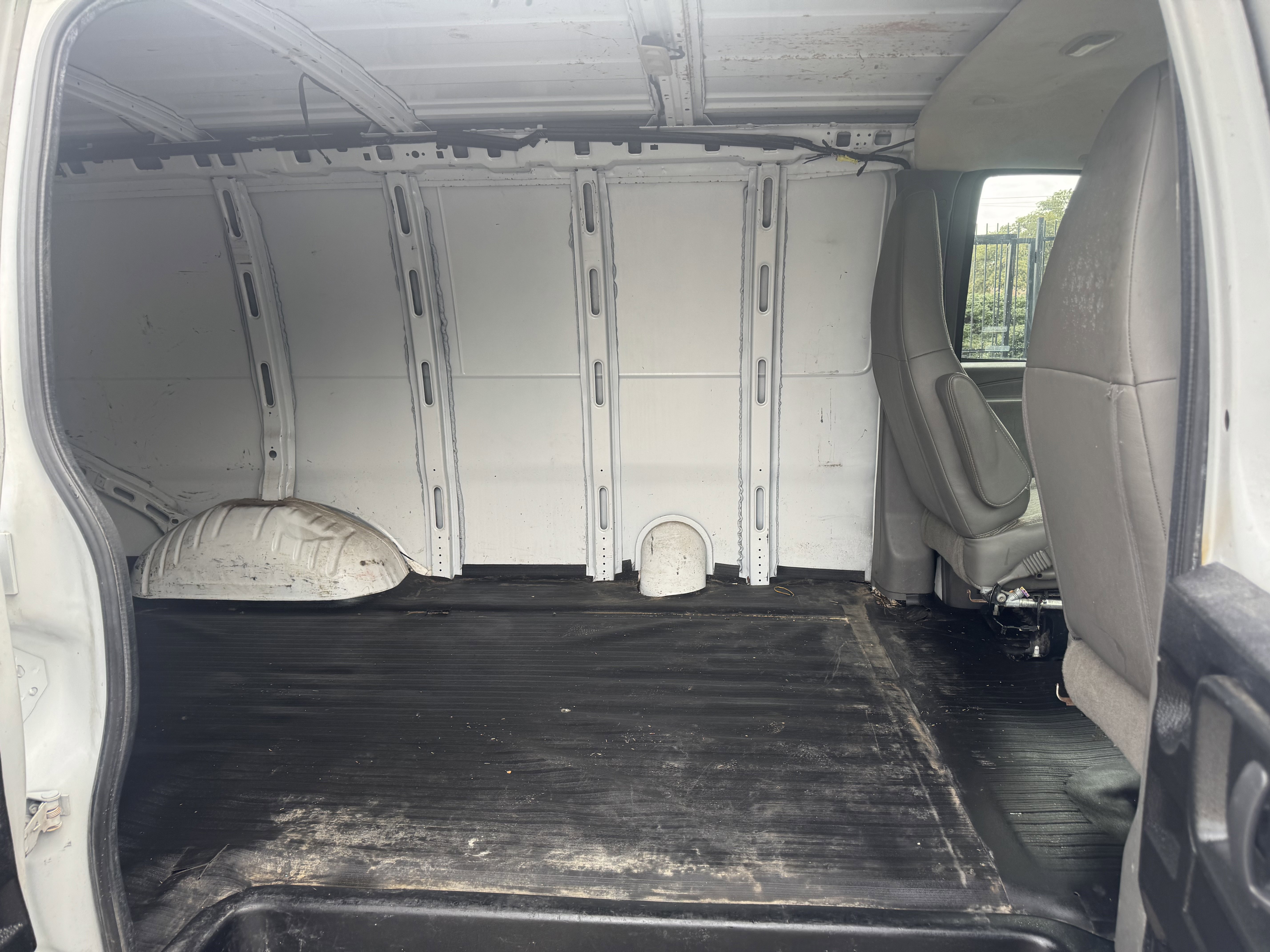 Used 2019 Chevrolet Express 2500 w/ Enhanced Convenience Package image 9