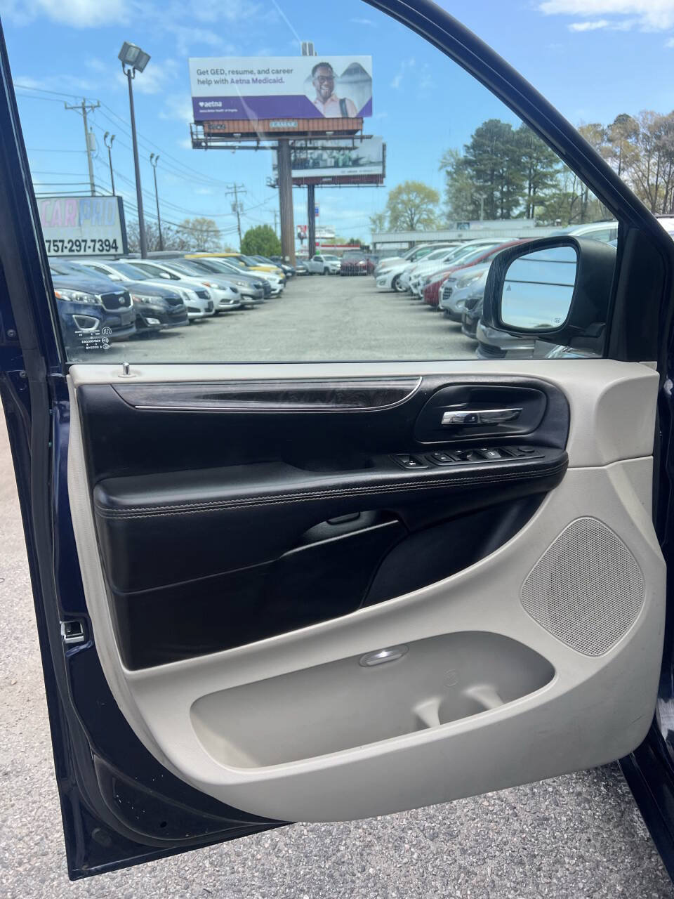 Used 2013 Chrysler Town & Country Touring-L w/ Entertainment Group #2 FWD image 12