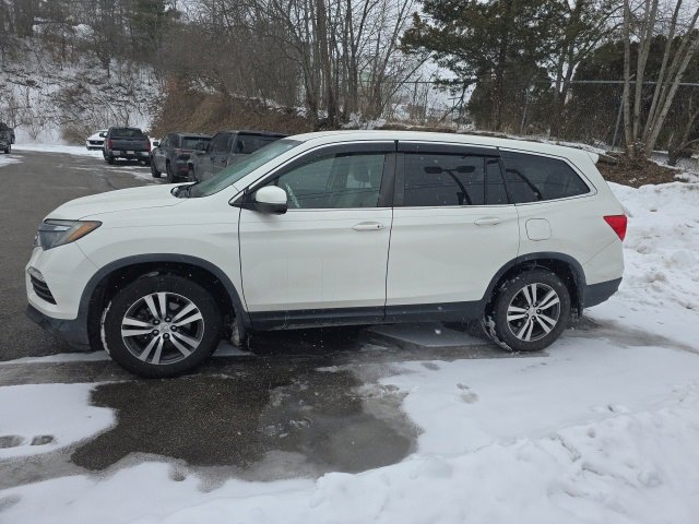 Used 2017 Honda Pilot EX image 2