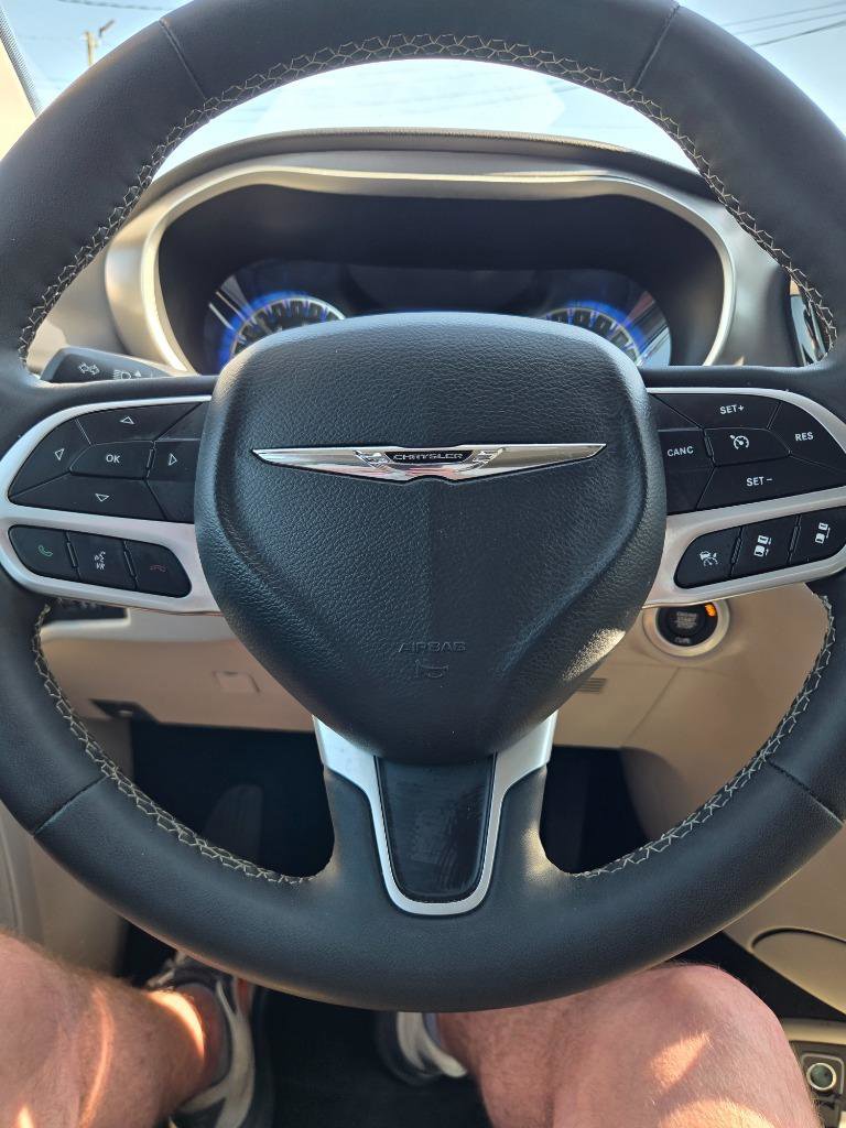 Used 2023 Chrysler Pacifica Touring-L FWD image 16