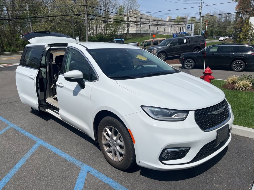 Used 2023 Chrysler Pacifica Touring-L FWD image 2