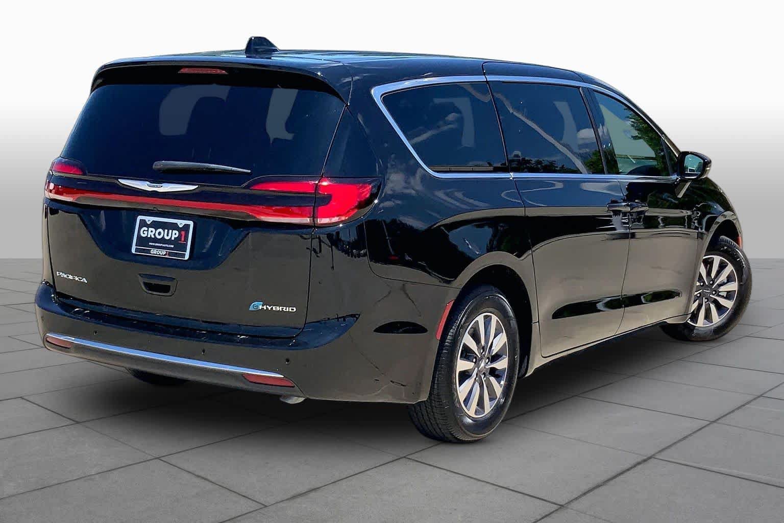 Used 2025 Chrysler Pacifica Select FWD image 13