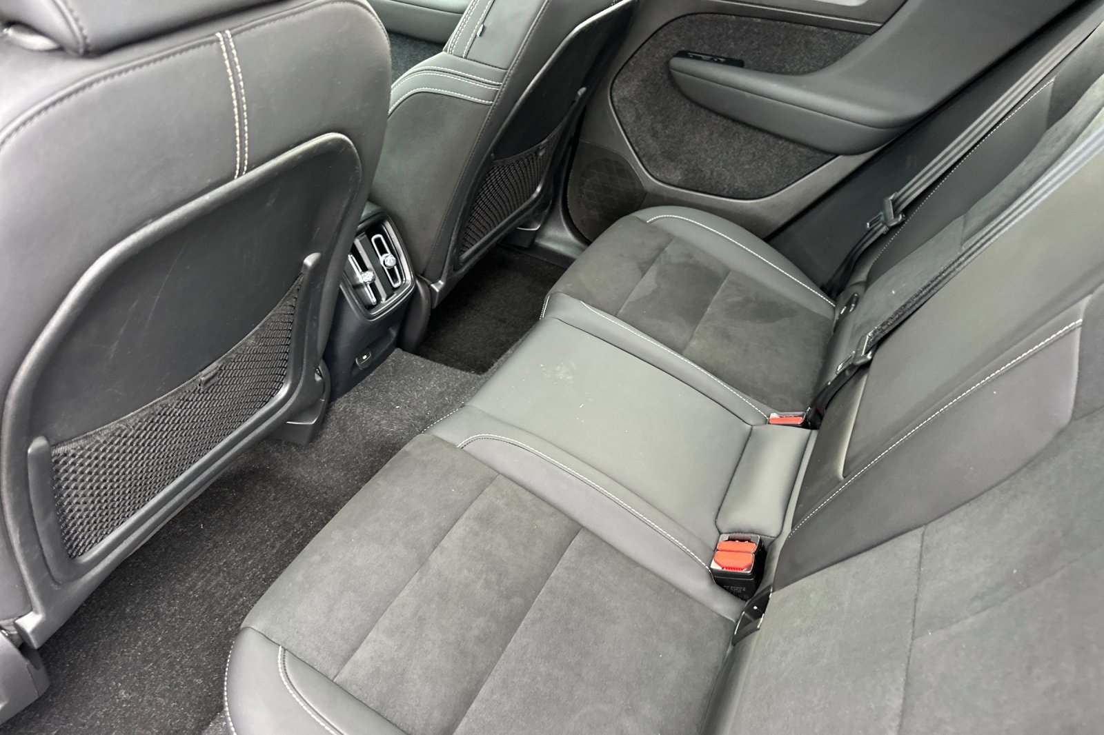 Used 2023 Volvo XC40 Recharge Plus image 12