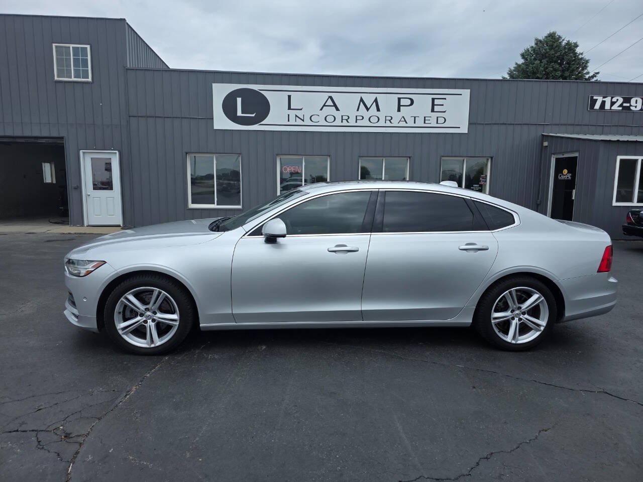 Used 2018 Volvo S90 T5 Momentum w/ Convenience Package FWD image 2