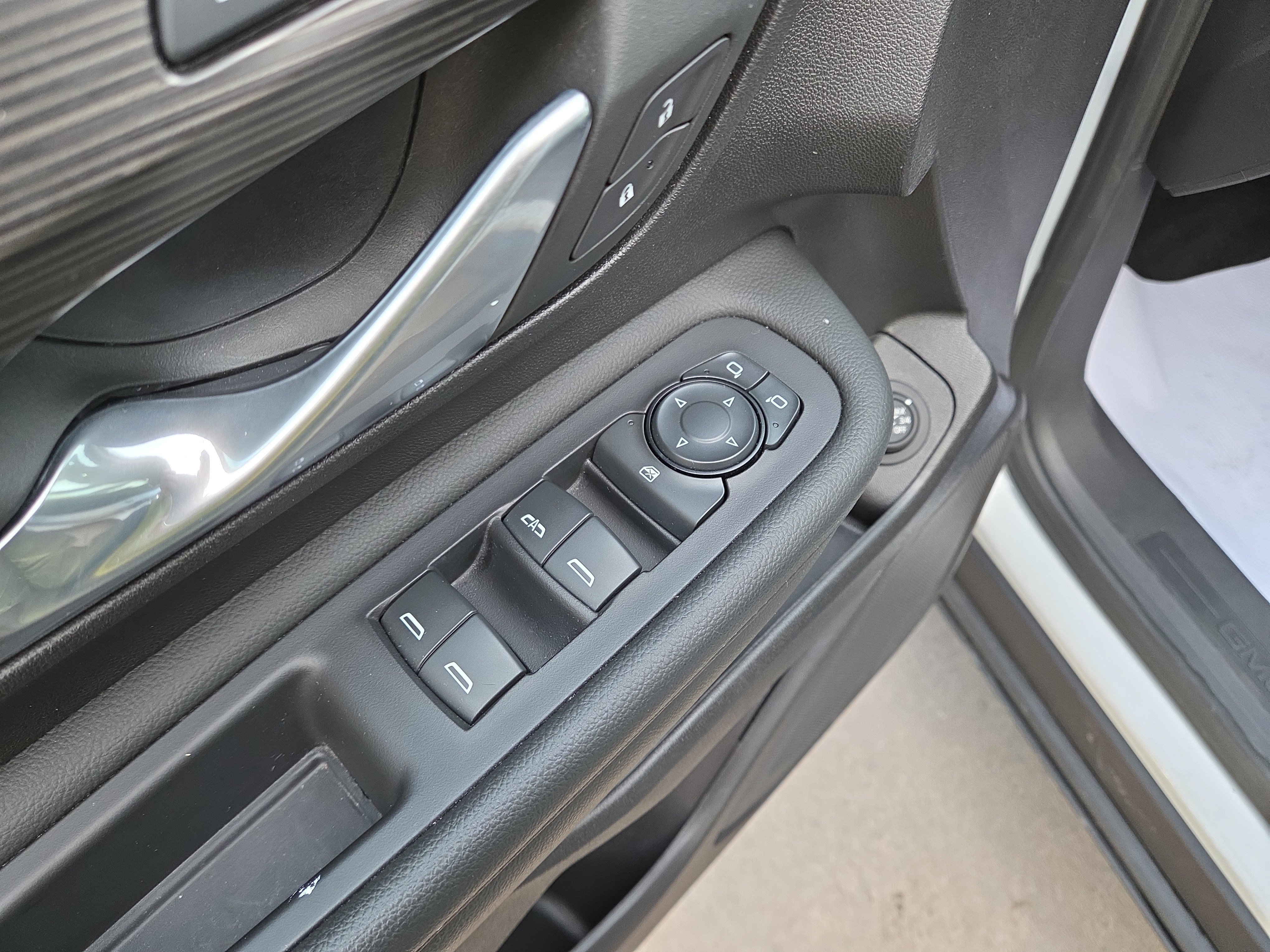 Used 2024 GMC Terrain SLT image 16