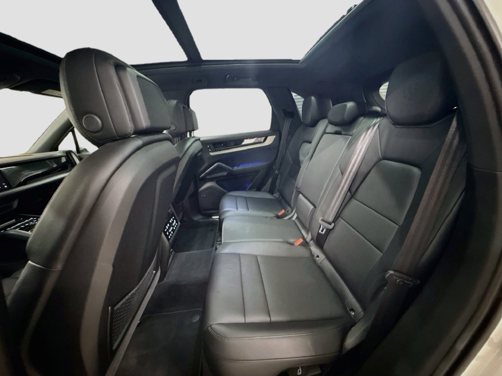Certified 2025 Porsche Cayenne AWD/4WD image 25