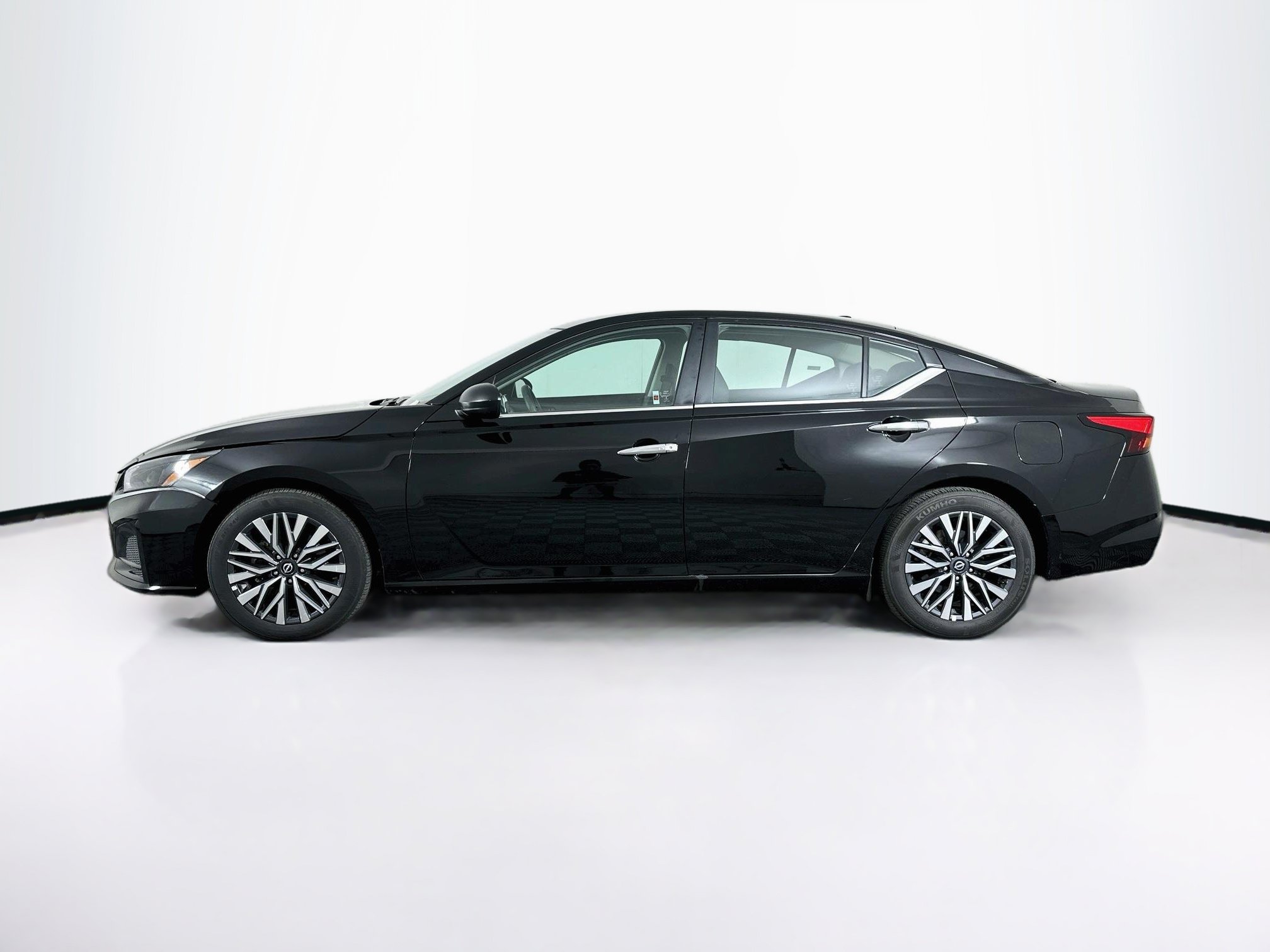 Used 2025 Nissan Altima 2.5 SV FWD image 4