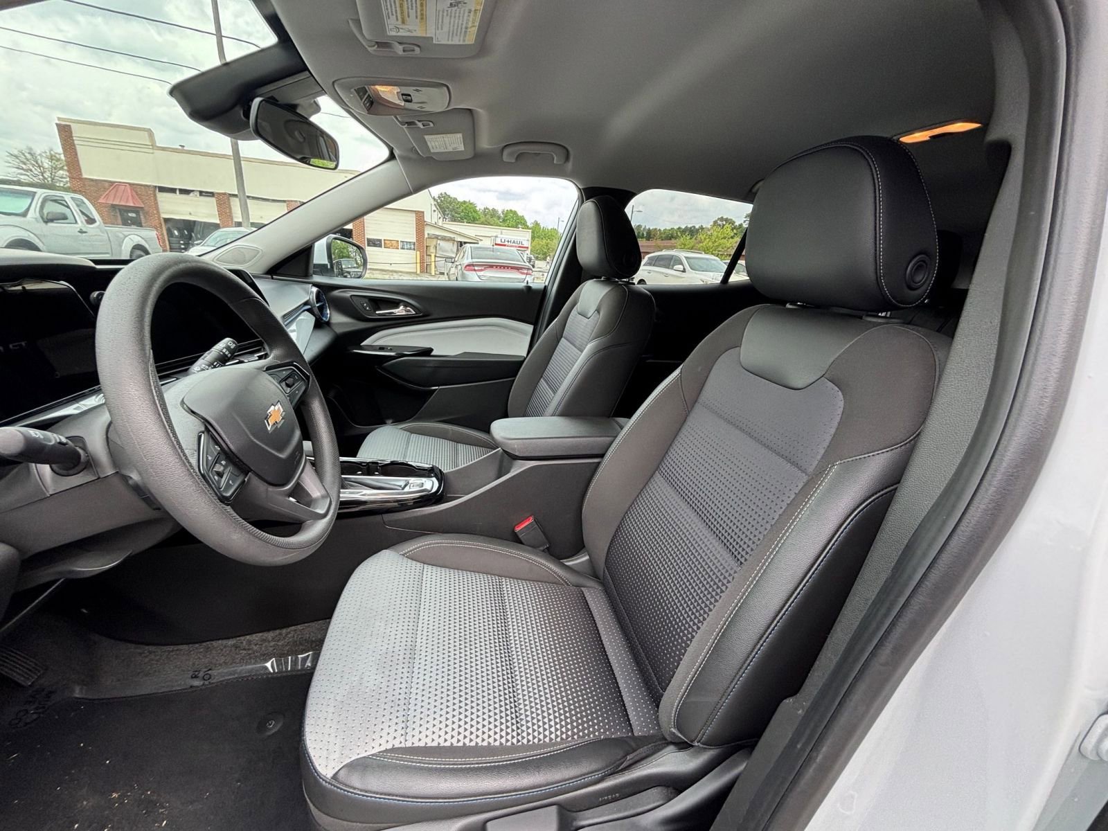 Used 2025 Chevrolet Trax LT FWD image 28