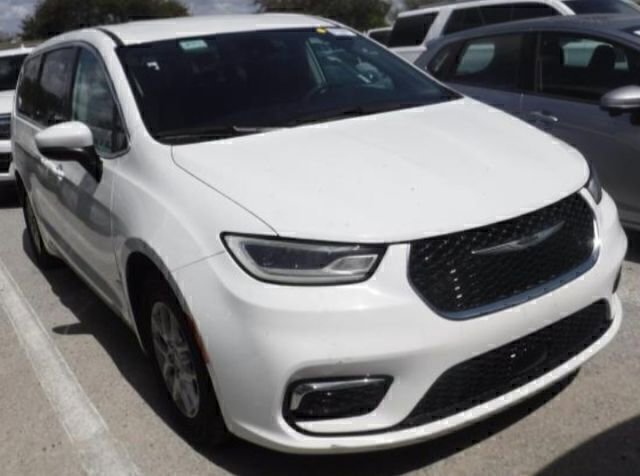 Used 2023 Chrysler Pacifica Touring-L image 4