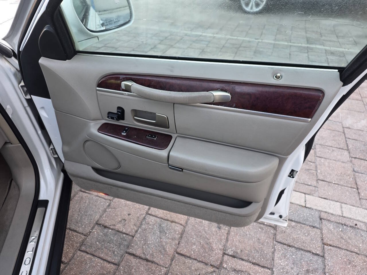 Used 2003 Lincoln Town Car Executive RWD image 13