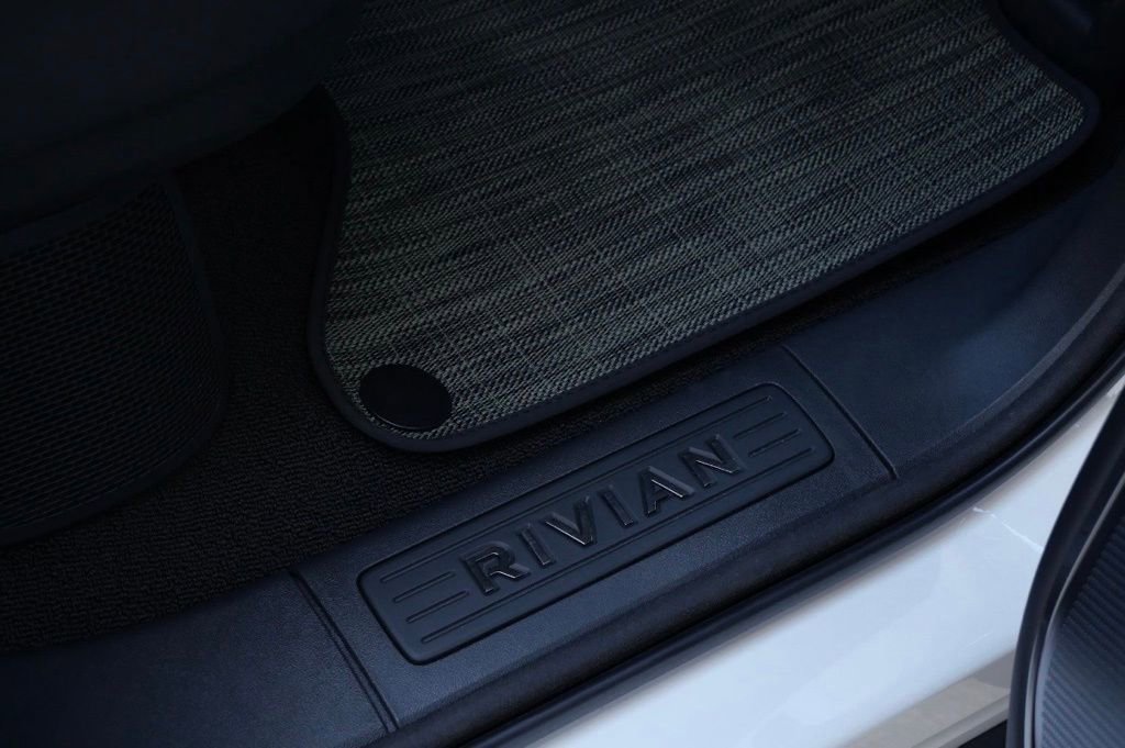 Used 2023 Rivian R1T Adventure image 21