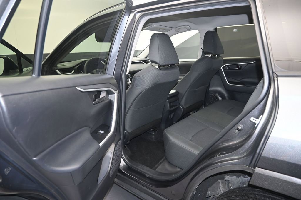 Used 2021 Toyota RAV4 LE FWD image 11