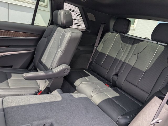 New 2026 Cadillac Vistiq Luxury w/ LPO, Floor Liner Package image 21