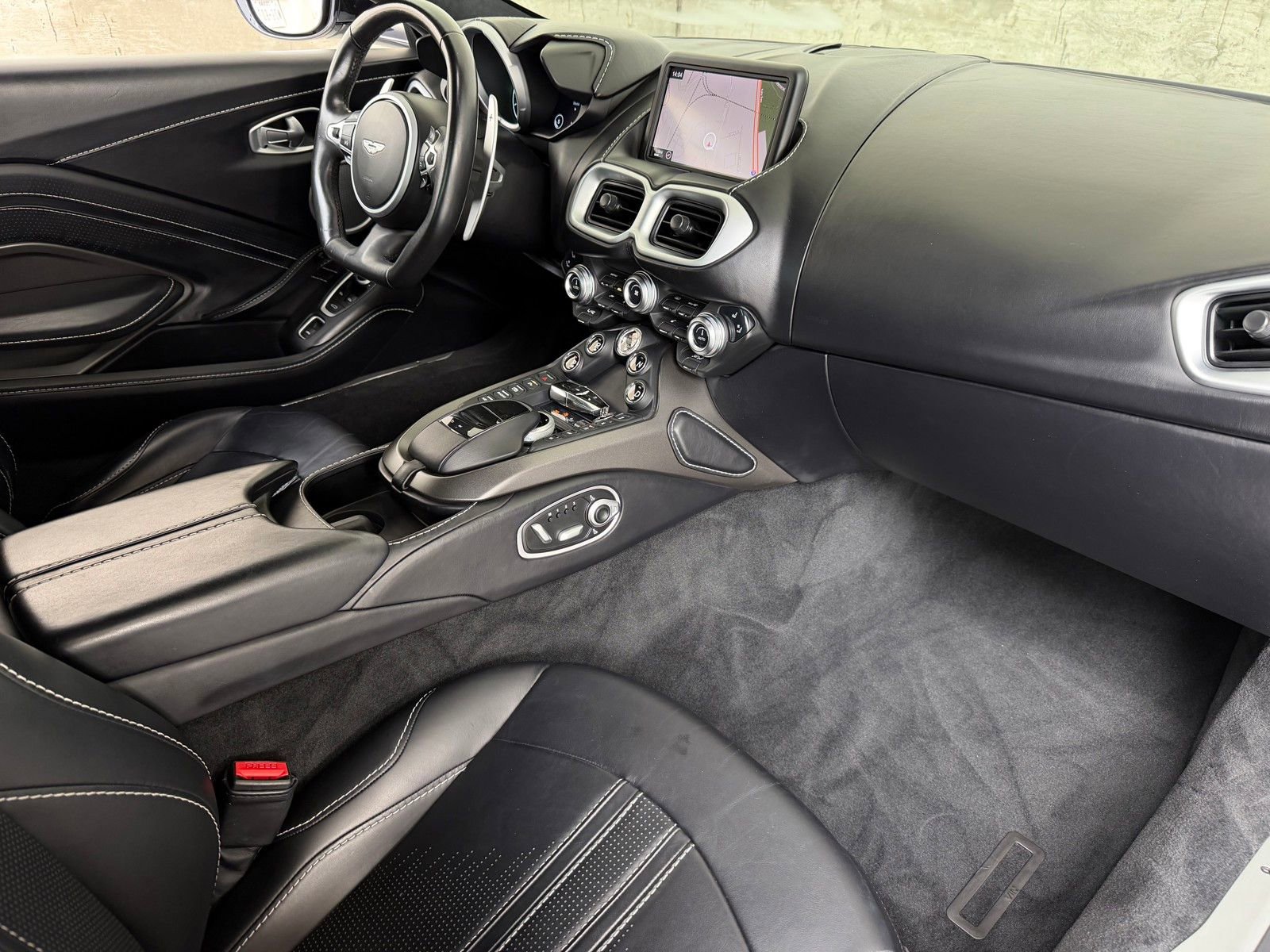 Used 2022 Aston Martin V8 Vantage Roadster image 17