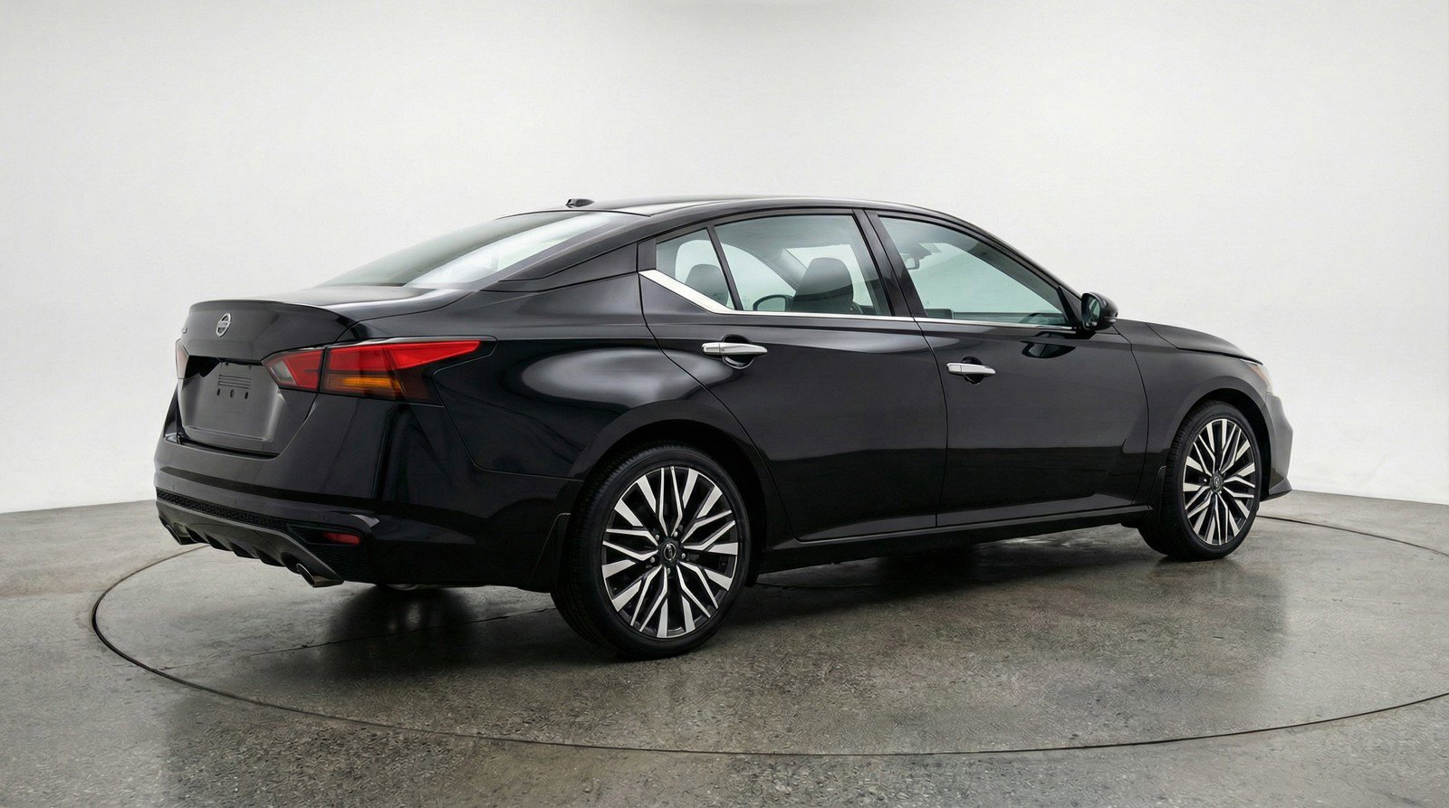 Used 2025 Nissan Altima 2.5 SV FWD image 9