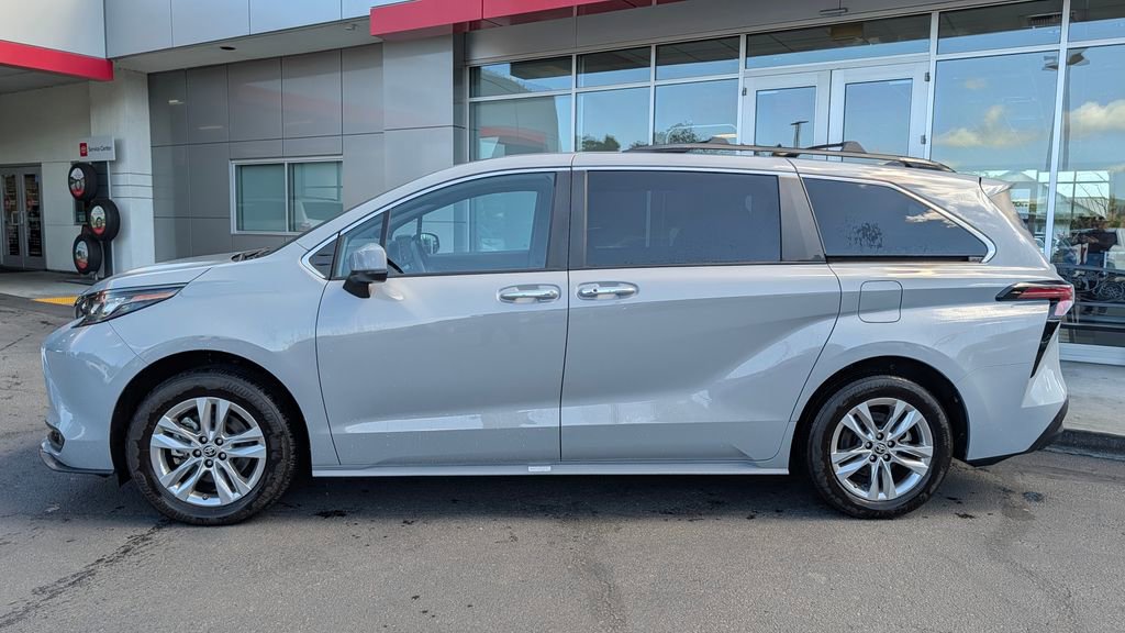 Used 2023 Toyota Sienna XLE Woodland Edition image 7