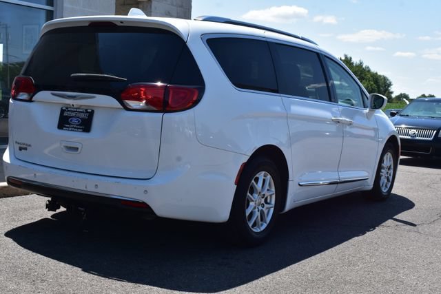 Used 2020 Chrysler Pacifica Touring-L FWD image 16