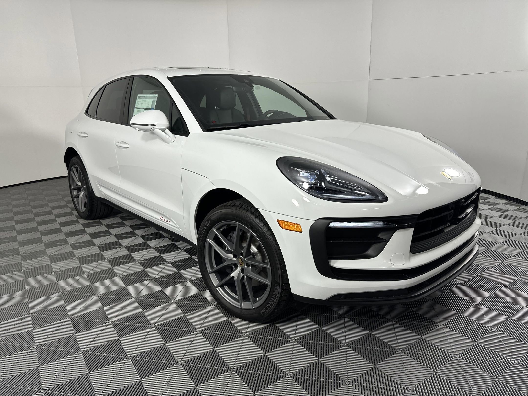 Certified 2025 Porsche Macan image 7