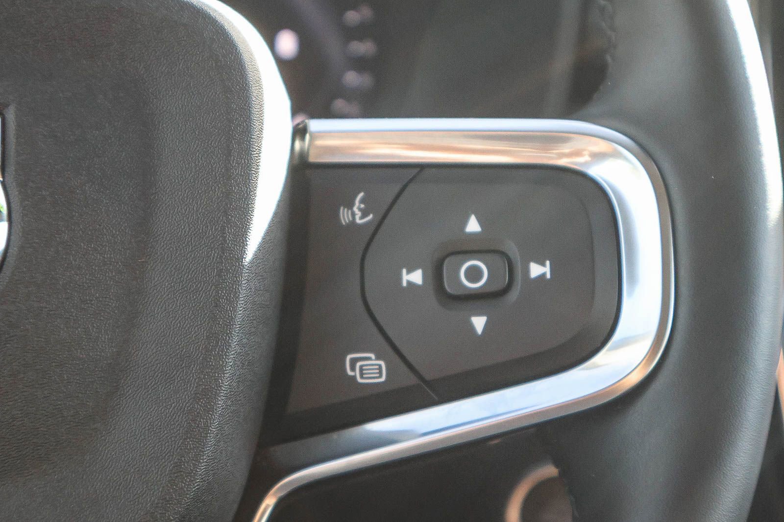 Used 2025 Volvo XC40 B5 Core image 38
