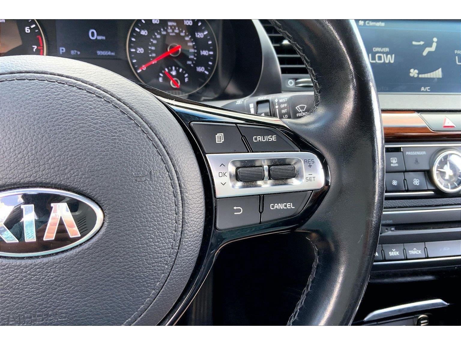 Used 2018 Kia Cadenza Premium w/ Luxury Package FWD image 16