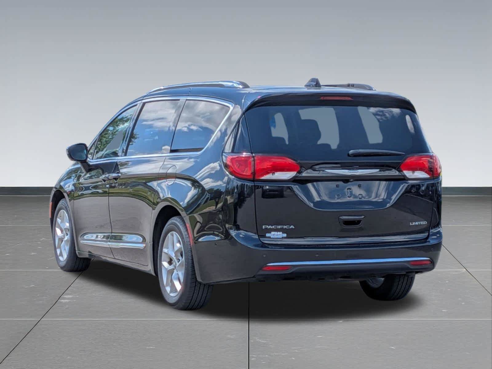 Used 2020 Chrysler Pacifica Limited w/ Advanced Safetytec Group FWD image 3