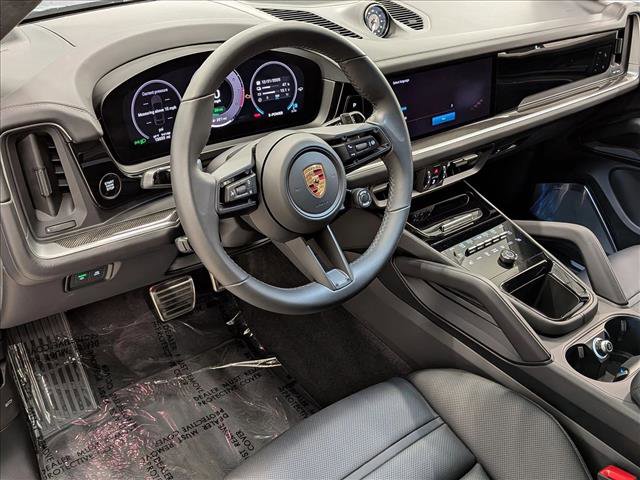 Used 2024 Porsche Cayenne Turbo image 4