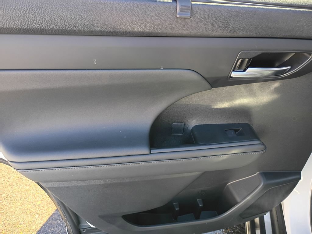 Used 2024 Toyota Highlander XLE image 11