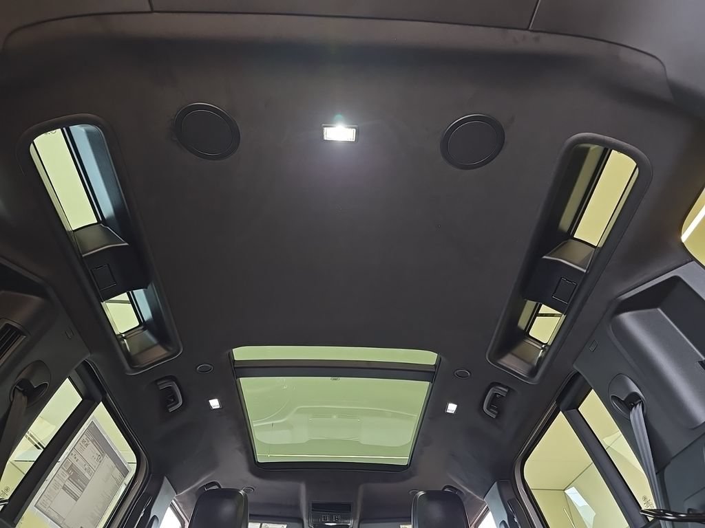 New 2026 Land Rover Defender 110 OCTA AWD/4WD image 24