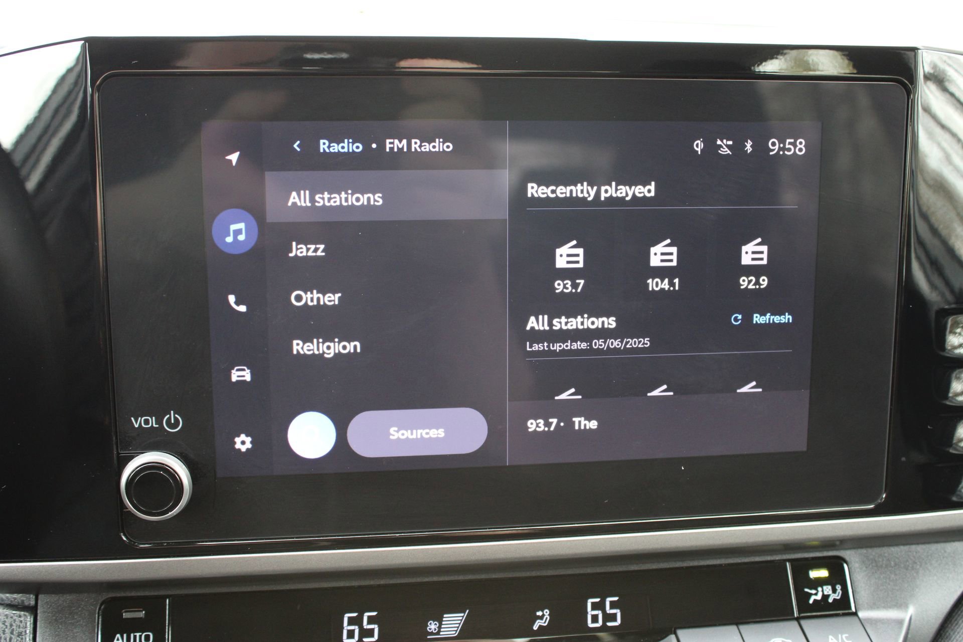 Used 2025 Toyota Camry LE image 30