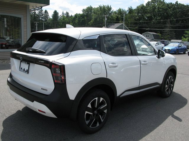 Used 2025 Nissan Kicks SV image 4