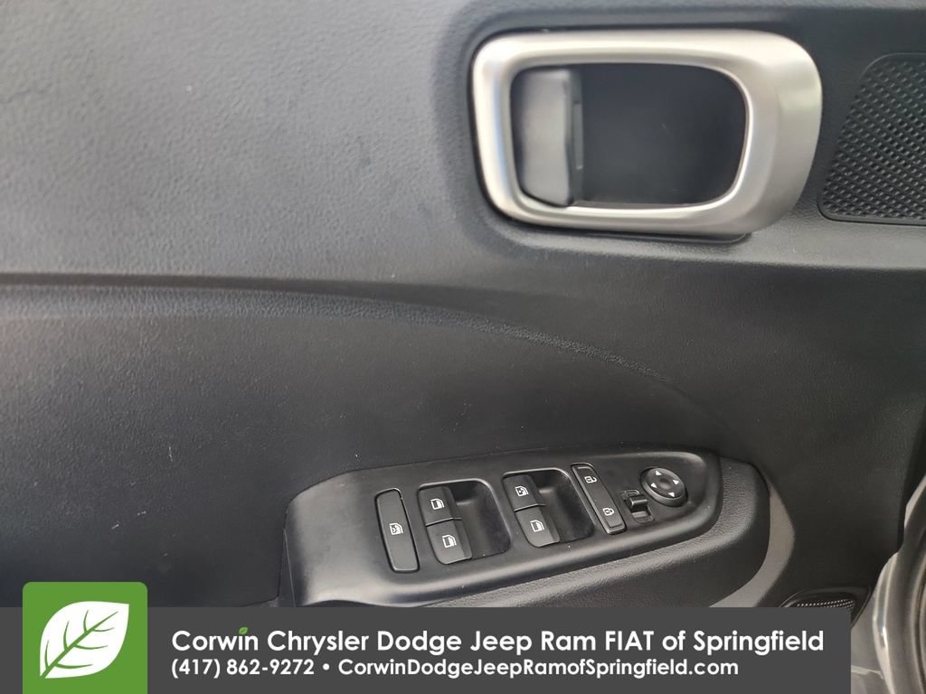 Used 2025 Hyundai Venue SEL FWD image 21