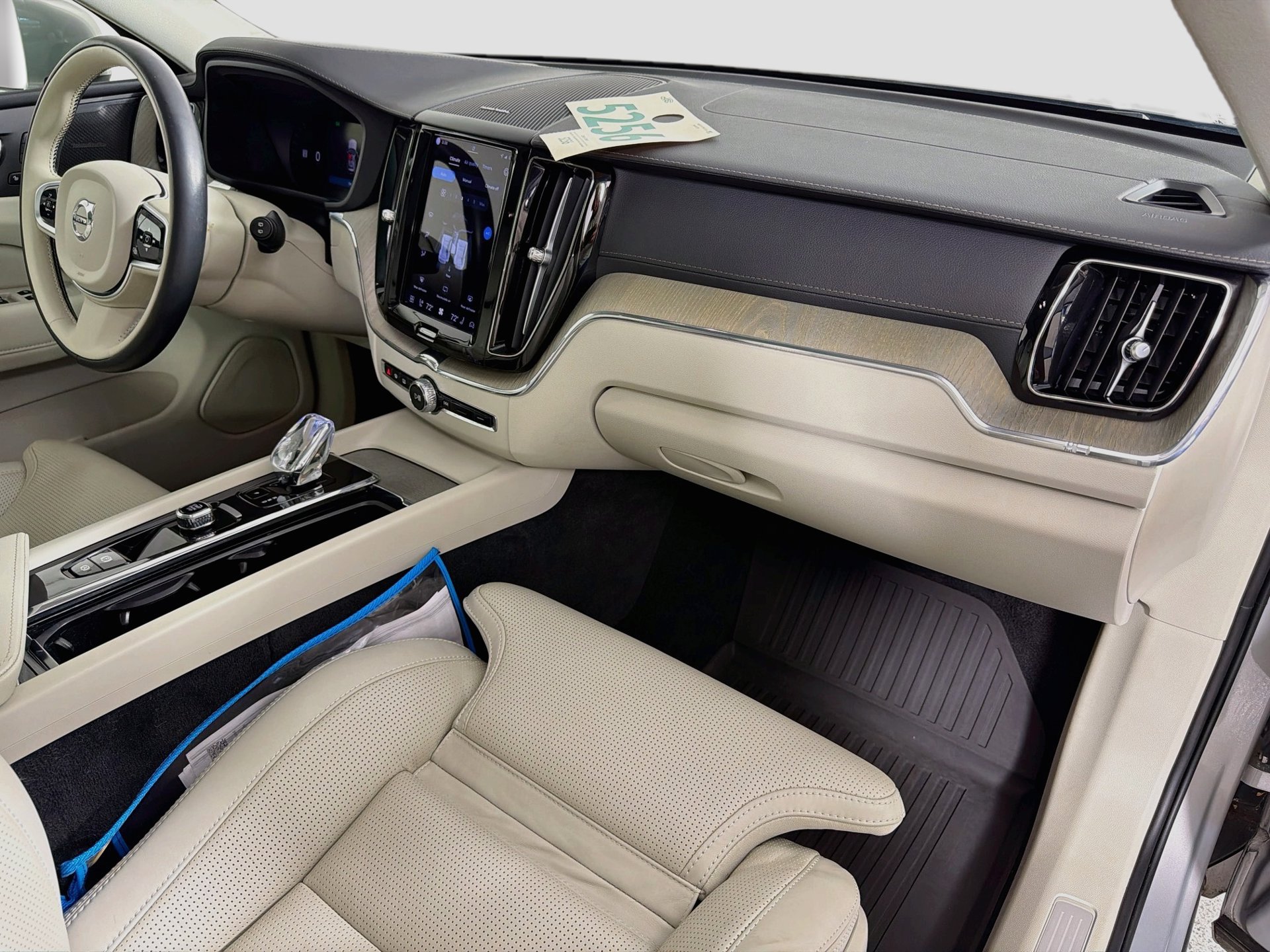 Certified 2023 Volvo XC60 B5 Ultimate w/ Climate Package FWD image 31