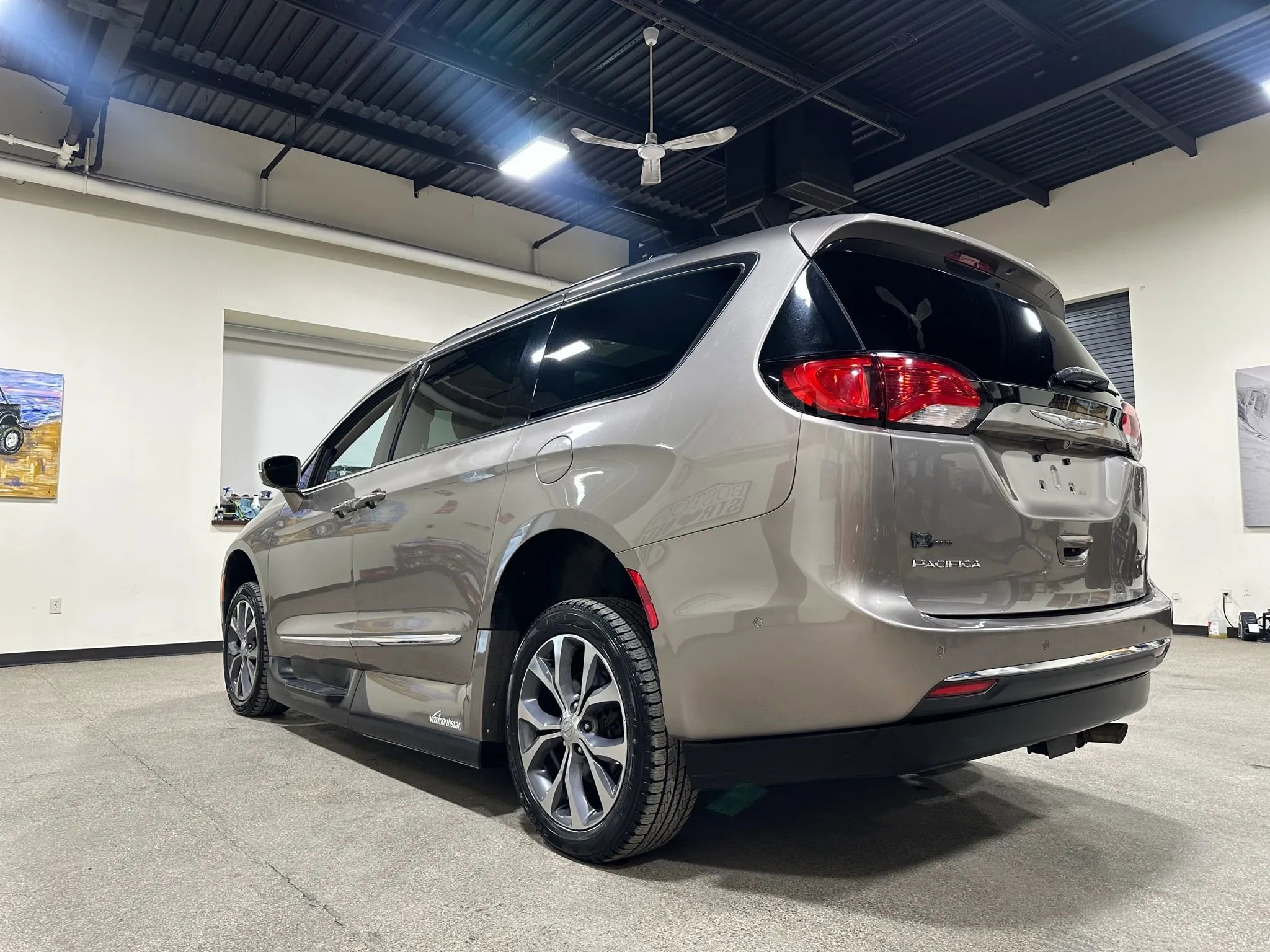 Used 2017 Chrysler Pacifica Limited w/ Advanced Safetytec Group image 13