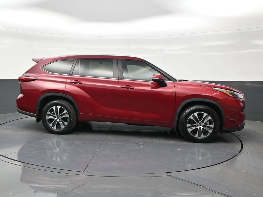 Used 2023 Toyota Highlander XLE FWD image 6