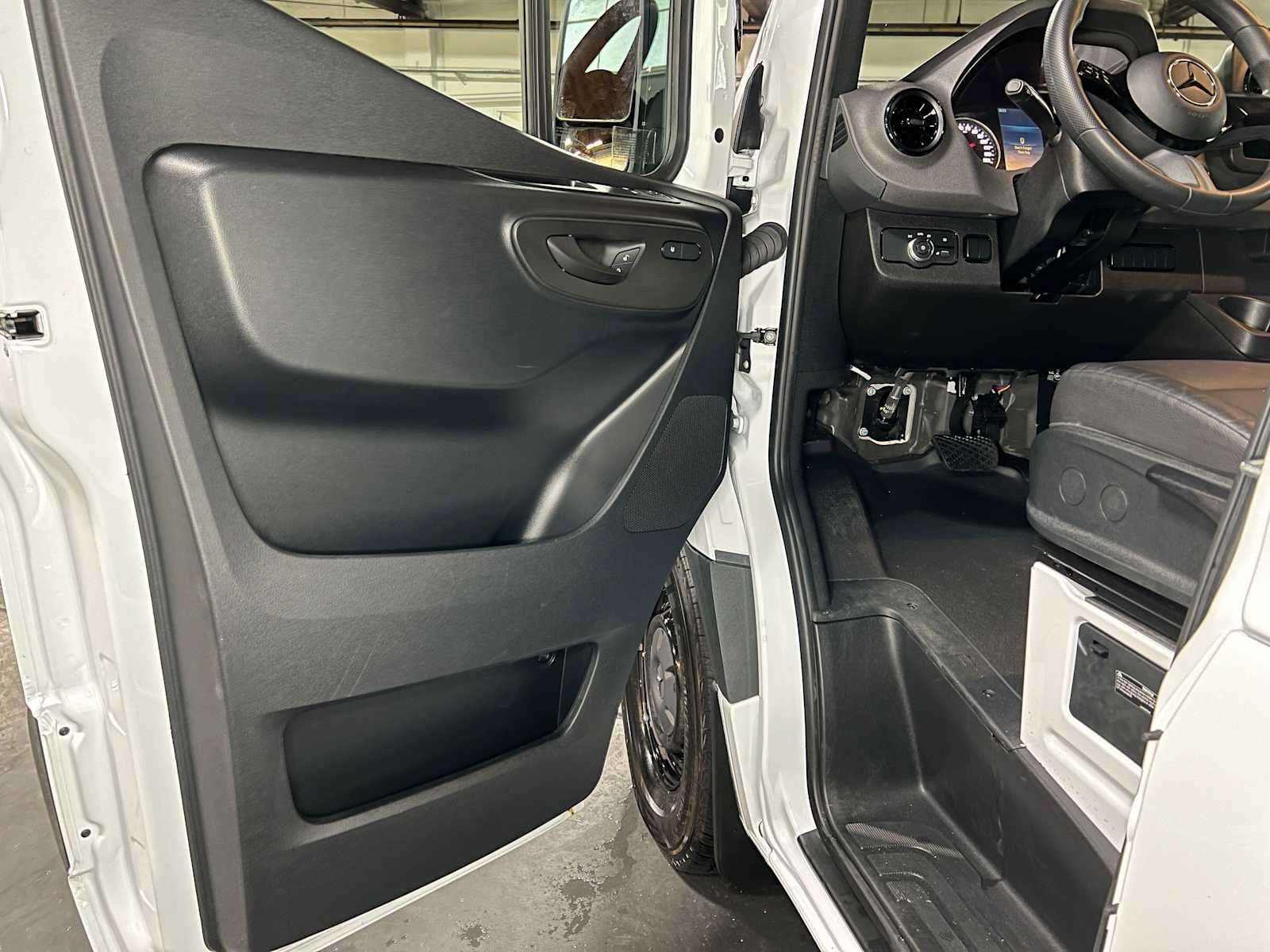 Used 2025 Mercedes-Benz Sprinter 2500 image 17