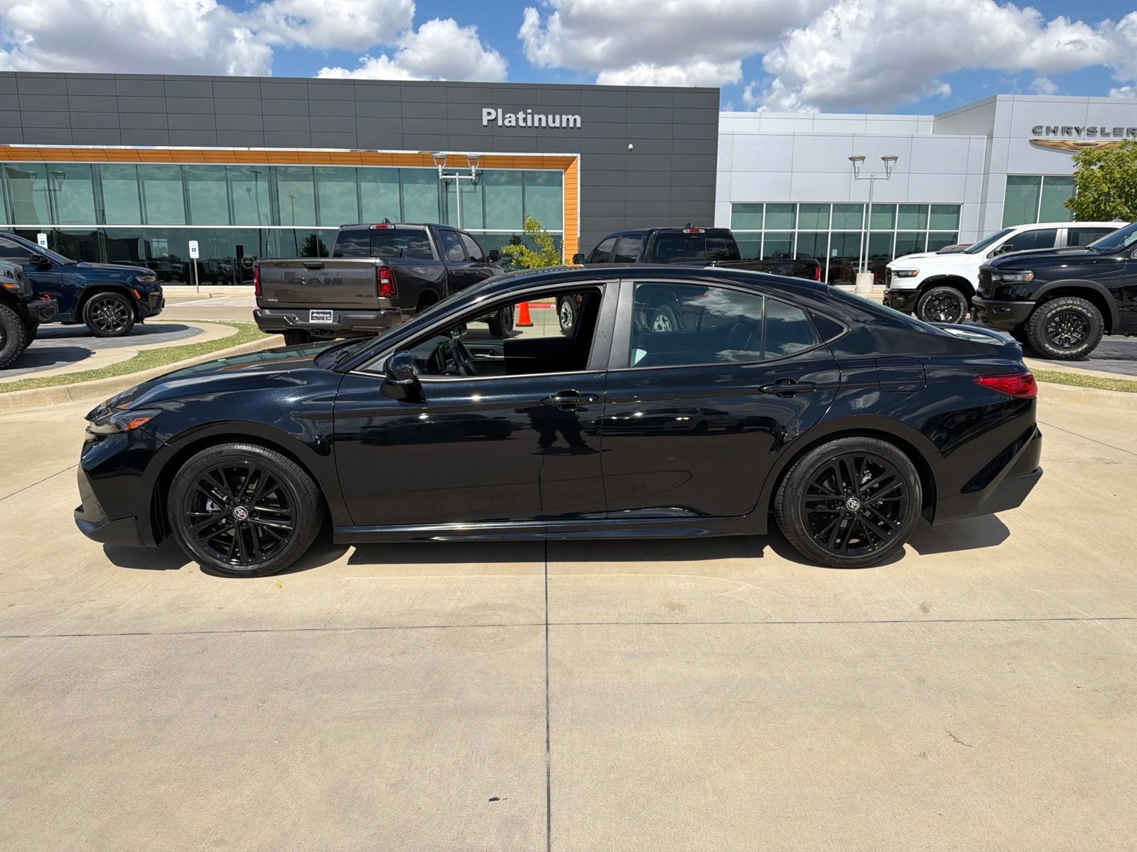 Used 2025 Toyota Camry SE FWD video 2