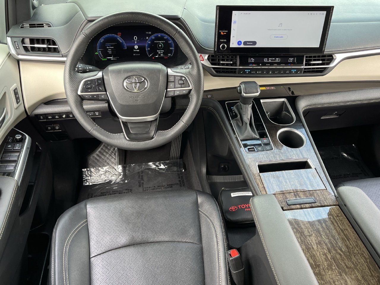 Used 2025 Toyota Sienna Platinum FWD image 10
