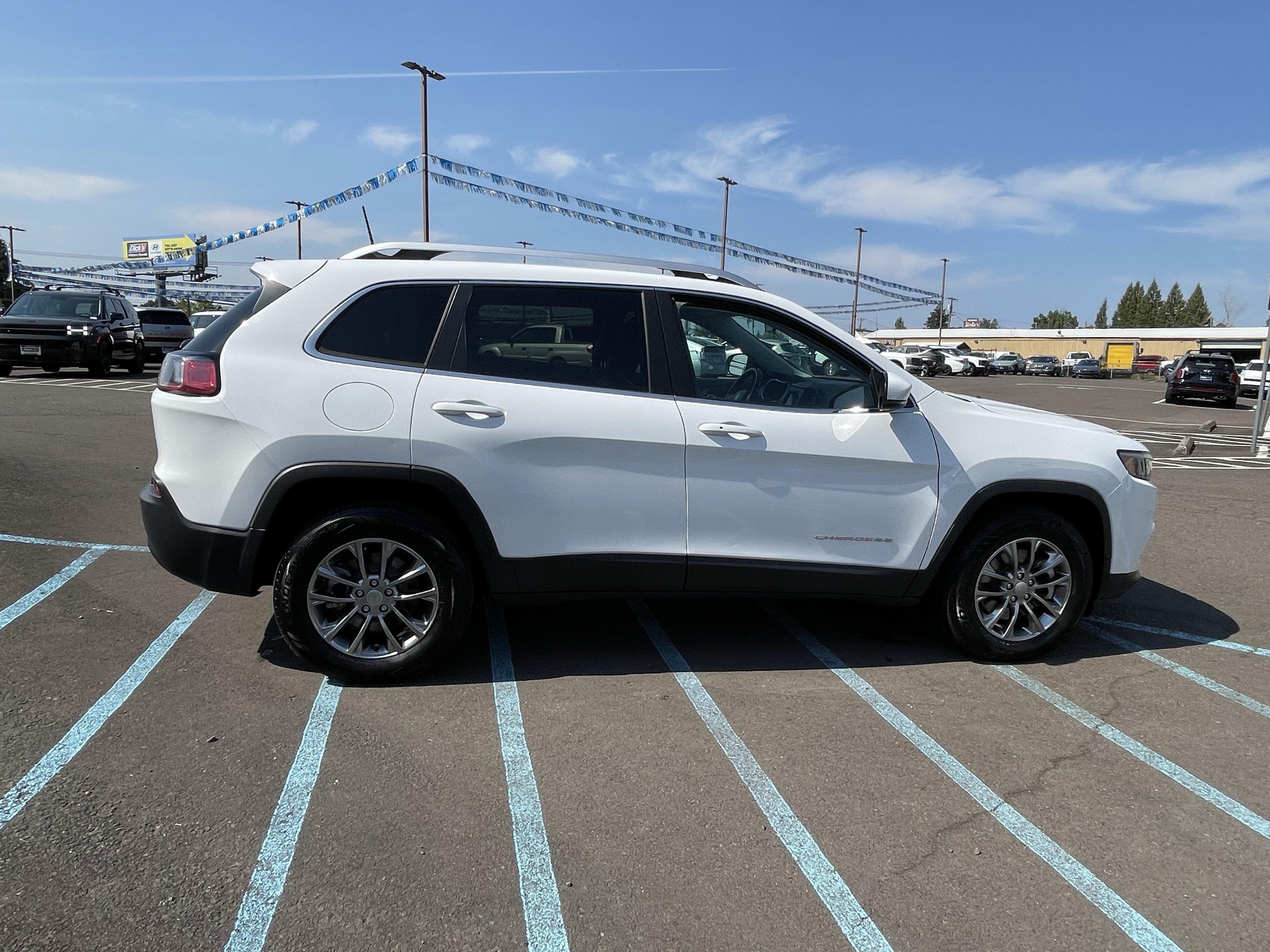 Used 2019 Jeep Cherokee Latitude Plus AWD/4WD image 6